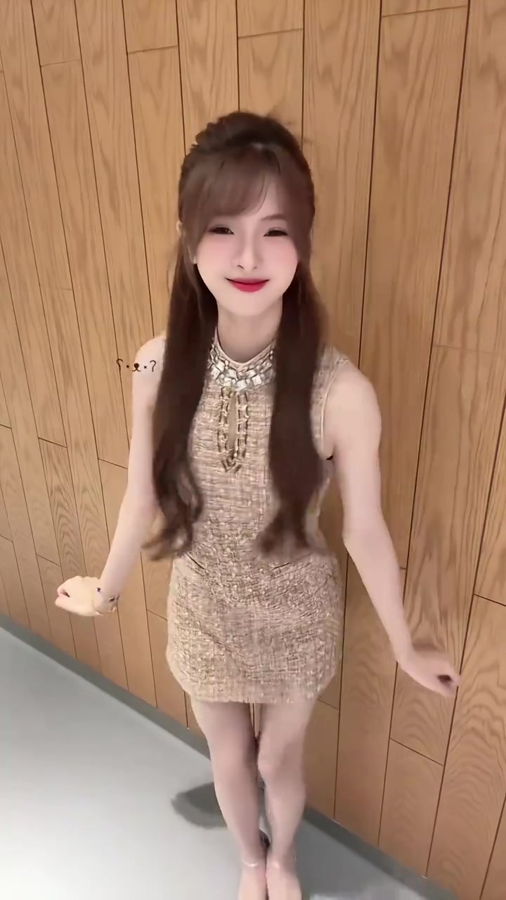 互动女主持人泱泱分享视频：变装😜等下LPL见~